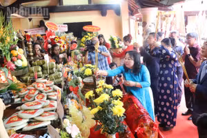 Các đồng chí lãnh đạo tỉnh Đắk Lắk dâng hương tưởng niệm các Vua Hùng.