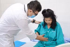 Một bệnh nhân bị ngộ độc thực phẩm sau khi ăn bánh mì tại hộ kinh doanh tiệm bánh mì Q.H tại xã Ea Đrăng khi đang điều trị tại Bệnh viện đa khoa Thiện Hạnh.