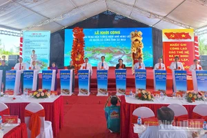 Nguyên lãnh đạo Đảng, Nhà nước, lãnh đạo tỉnh Cà Mau và các đơn vị thi công, tài trợ thực hiện nghi thức khởi công.