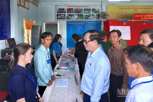 Phó Chủ tịch Quốc hội Trần Quang Phương kiểm tra tại Khu vực bỏ phiếu số 1, xã Đất Mũi, tỉnh Cà Mau.