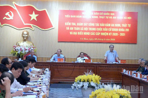 Quang cảnh buổi làm việc của Đoàn công tác của Hội đồng Bầu cử quốc gia với Ủy ban Bầu cử tỉnh Cà Mau sáng 9/3.