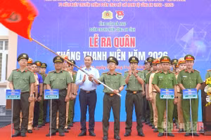 Ra mắt 4 Đội hình thanh niên tình nguyện và thực hiện nghi thức phát cờ lệnh ra quân Tháng Thanh niên tại Cà Mau.