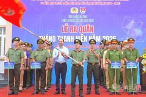 Ra mắt 4 Đội hình thanh niên tình nguyện và thực hiện nghi thức phát cờ lệnh ra quân Tháng Thanh niên tại Cà Mau.