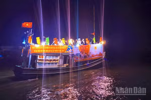 Sử dụng tàu cá gắn loa phóng thanh để mang thông tin bầu cử đến kịp thời các vùng ven biển thưa thớt dân cư, đi lại gặp khó khăn tại Cà Mau.