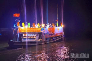 Sử dụng tàu cá gắn loa phóng thanh để mang thông tin bầu cử đến kịp thời các vùng ven biển thưa thớt dân cư, đi lại gặp khó khăn tại Cà Mau.