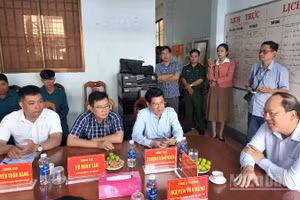 Đồng chí Nguyễn Hồ Hải, Ủy viên Trung ương Đảng, Bí thư Tỉnh ủy Cà Mau (bìa phải) trò chuyện với các cán bộ, chiến sĩ tại Ban Chỉ huy quân sự phường Tân Thành.