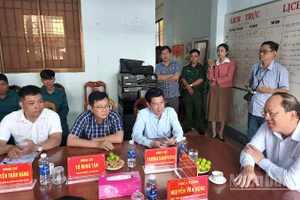 Đồng chí Nguyễn Hồ Hải, Ủy viên Trung ương Đảng, Bí thư Tỉnh ủy Cà Mau (bìa phải) trò chuyện với các cán bộ, chiến sĩ tại Ban Chỉ huy quân sự phường Tân Thành.