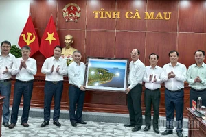 Bí thư Tỉnh ủy Cà Mau Nguyễn Hồ Hải (thứ 4 từ phải qua) cùng các Thường trực Tỉnh ủy Cà Mau tặng tranh lưu niệm cho đại diện tập đoàn Xuân Thiện.
