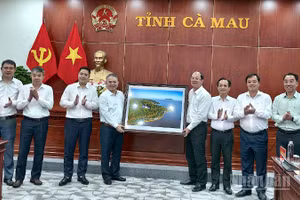 Bí thư Tỉnh ủy Cà Mau Nguyễn Hồ Hải (thứ 4 từ phải qua) cùng các Thường trực Tỉnh ủy Cà Mau tặng tranh lưu niệm cho đại diện tập đoàn Xuân Thiện.