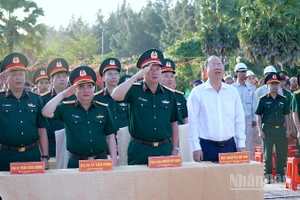 Ủy viên Trung ương Đảng, Bí thư Tỉnh ủy Cà Mau Nguyễn Hồ Hải (áo trắng, hàng đầu tiên) thực hiện nghi thức chào cờ tại điểm bỏ phiếu số 9, ấp Khai Long, xã Đất Mũi (tỉnh Cà Mau). 