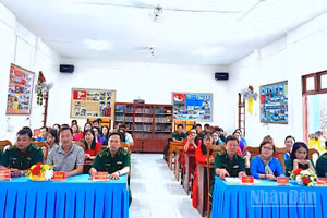 Quang cảnh buổi họp mặt đầm ấm, nơi các đại biểu cùng nhau ôn lại truyền thống vẻ vang của phụ nữ Việt Nam.