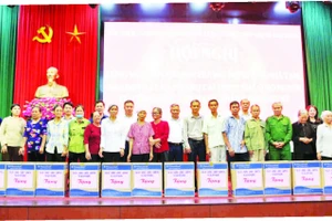 Lãnh đạo thị xã Kim Bảng tặng quà các gia đình được hỗ trợ nhà tại hội nghị công bố hoàn thành chương trình xóa nhà tạm, nhà dột nát.