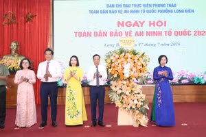 Lãnh đạo thành phố Hà Nội tặng hoa chúc mừng phường Long Biên.