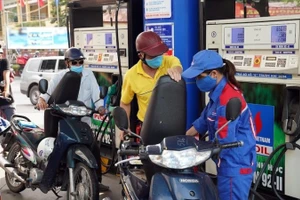 Các cửa hàng bán lẻ xăng dầu được yêu cầu chấp hành đúng quy định trong kinh doanh.