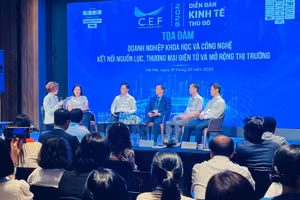 Đại diện các sở, ban, ngành thành phố Hà Nội và doanh nghiệp trao đổi tại diễn đàn.