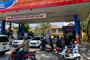 Người dân chờ mua xăng tại cửa hàng xăng dầu HTX Công nghiệp Long Biên.