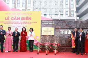 Các đại biểu thực hiện nghi thức gắn biển công trình.