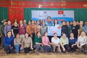 Đại diện Sở Giao dịch Chứng khoán Hàn Quốc và Tổ chức Global Civic Sharing trao tặng vốn vay nuôi bò sinh sản cho các hộ dân có hoàn cảnh khó khăn xã Cam Lộ.