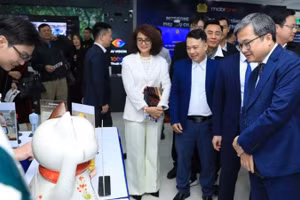 Các đại biểu tham quan không gian trưng bày và trình diễn công nghệ tại tầng 1 Sàn Giao dịch Công nghệ Hà Nội.