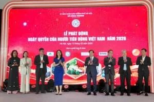 Các đại biểu thực hiện nghi thức phát động chương trình.