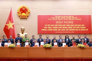 Đại diện Ban chỉ đạo 389 các tỉnh, thành phố ký kết Quy chế phối hợp trong công tác đấu tranh chống buôn lậu, gian lận thương mại và hàng giả.