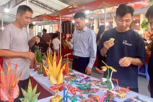 Khách tham quan trải nghiệm nghệ thuật làm chuồn chuồn tre đặc sắc.