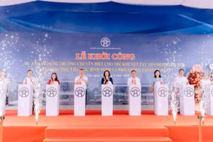 Các đại biểu thực hiện nghi thức khởi công dự án.