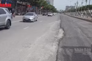 [Video] Nhiều tuyến phố Hà Nội nham nhở sau hoàn trả mặt đường dự án chống ngập