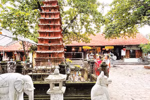 Tòa tháp đất nung, bệ thờ đất nung được Thủ tướng Chính phủ công nhận là Bảo vật quốc gia.