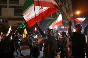 Niềm vui bùng nổ trong đêm trên các đường phố Tehran