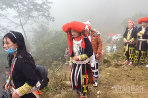 Cô dâu tự về nhà chồng là nét phong tục độc đáo trong lễ cưới của người Dao đỏ ở Tả Phìn, Sa Pa, Lào Cai. (Ảnh: VŨ LINH)