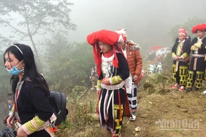 Cô dâu tự về nhà chồng là nét phong tục độc đáo trong lễ cưới của người Dao đỏ ở Tả Phìn, Sa Pa, Lào Cai. (Ảnh: VŨ LINH)