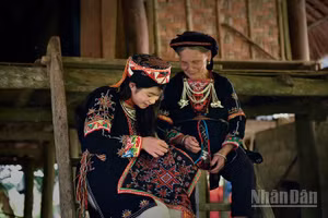 Phụ nữ Dao quần trắng ở xã Phúc An, huyện Yên Bình, tỉnh Yên Bái. (Ảnh: VŨ LINH)