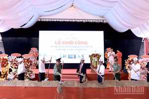 Các đồng chí lãnh đạo tỉnh Lâm Đồng, lãnh đạo Công an tỉnh và đại biểu tham dự thực hiện thủ tục khởi công dự án. 