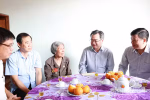 Đồng chí Nguyễn Thanh Nghị, Ủy viên Bộ Chính trị, Bí thư Trung ương Đảng, Trưởng Ban Chính sách, Chiến lược Trung ương cùng đoàn công tác đến thăm gia đình bà Lương Thị Thân, thanh niên xung phong bị nhiễm chất độc hóa học tại xã Cư Jút.