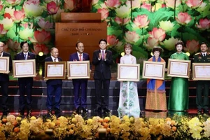 Nữ doanh nhân, Tiến sĩ Nguyễn Thị Phương Thảo đón nhận danh hiệu Anh hùng Lao động thời kỳ mới. (Ảnh: PV)