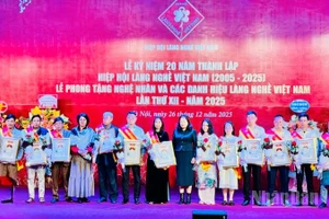 Phong tặng danh hiệu Nghệ nhân Làng nghề lần thứ XII-2025. (Ảnh: HNV)