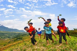 Niềm vui trẻ em vùng cao. (Ảnh: HÀ MINH HƯNG)
