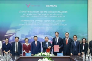 Lãnh đạo của Siemens Mobility và VinSpeed cùng đại diện hai bên tại lễ ký kết thỏa thuận hợp tác chiến lược toàn diện và chuyển giao công nghệ đường sắt tốc độ cao.