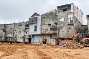 Từ suối sạt, lở phía sau dãy nhà nay đã được san lấp, xây dựng lại bằng kè bền vững, bảo đảm cho người dân sống an toàn.