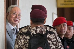 Cựu Thủ tướng Malaysia Najib Razak (thứ nhất bên trái) được nhìn thấy tại Kuala Lumpur, Malaysia, ngày 22/12/2025. (Ảnh: Bernama/THX)