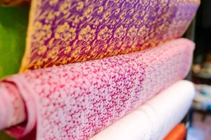 Sản phẩm lụa của Làng nghề dệt lụa Nha Xá, Hà Nam (cũ) đa dạng từ lụa hoa, đũi đến lanh. (Ảnh: PV)