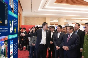 Ông Phan Đức Trung, Chủ tịch Hiệp hội Blockchain và Tài sản số Việt Nam (VBA), Chủ tịch 1Matrix, đã báo cáo với Thủ tướng cùng các lãnh đạo Nhà nước về những kết quả nổi bật mới nhất của VBSN trong quá trình triển khai các nhiệm vụ trọng tâm về khoa học, công nghệ, đổi mới sáng tạo và chuyển đổi số. (Ảnh: VBA)