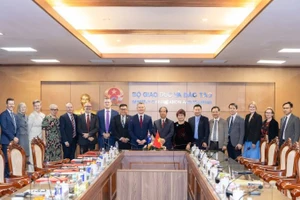 Ký kết giữa các trường đại học hàng đầu của Australia với Cục hợp tác quốc tế - Bộ Giáo dục và Đào tạo Việt Nam trong khuôn khổ Đề án 89 về nâng cao năng lực đội ngũ giảng viên và cán bộ quản lý các cơ sở giáo dục đại học. (Ảnh: Đại sứ quán Australia)