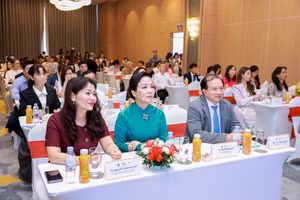 Tiến sĩ Ngô Phương Lan và các thành viên Ban Tổ chức DANAFF 4 tại buổi họp báo giới thiệu về liên hoan phim.