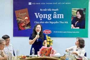 Nhà văn Nguyễn Thu Hà tại lễ ra mắt cuốn tiểu thuyết "Vọng âm" về các cán bộ, chiến sĩ an ninh T4.
