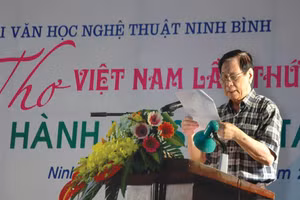 Nhà thơ Lâm Xuân Vi tại một sự kiện của Hội Văn học nghệ thuật Ninh Bình. (Ảnh VNNB).