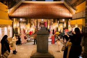 Không gian trưng bày nghệ thuật "Sắc màu truyền thống" thu hút sự tham gia của nhiều họa sĩ chuyên nghiệp và các em nhỏ.