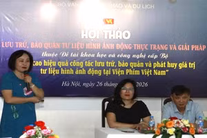 Tiến sĩ Vũ Thị Minh Hương - Phó Chủ tịch Ủy ban Ký ức thế giới của UNESCO khu vực châu Á-Thái Bình Dương, Ủy viên Hội đồng Di sản văn hóa quốc gia phát biểu tại hội thảo.