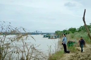 Phim Phù sa ngọt thể hiện sự gắn kết giữa sông Hồng và những con người của làng nghề gốm Bát Tràng.